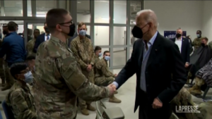 Il presidente Biden tra le truppe americane in Polonia