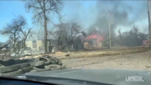 Ucraina, viaggio in auto tra le strade bombardate di Chernihiv