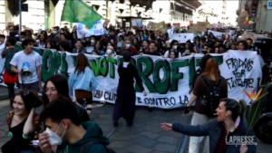 Fridays for future: a Milano migliaia di giovani in piazza