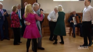 Carlo e Camilla si esibiscono in una danza irlandese