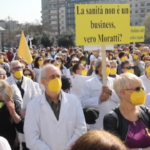 Milano, protestano i medici di base: “Dobbiamo occuparci di troppa burocrazia”
