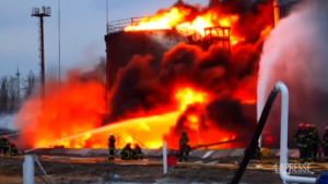 Leopoli, pompieri spengono incendio in un impianto petrolifero