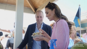 Royal Family, Kate assaggia il cibo tipico afrodisiaco delle Isole Abaco: “Sono più avventurosa di William”