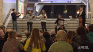 Ucraina, musicisti si esibiscono nella metro di Kharkiv
