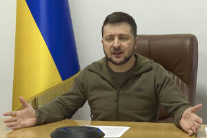 Guerra Ucraina, il presidente Volodymyr Zelensky parla ai leader mondiali al vertice NATO a Bruxelles