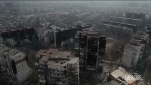 Ucraina, la tv di Stato russa mostra la devastazione di Mariupol