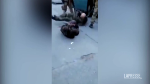 Ucraina, il video choc dei prigionieri di guerra gambizzati