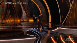 Oscar: schiaffo in faccia a Chris Rock, Will Smith shock durante la cerimonia – VIDEO