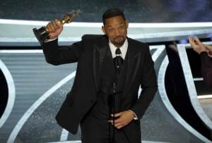 Oscar: ‘Coda’ miglior film, Italia a bocca asciutta. Will Smith shock tira un pugno a Chris Rock prima di vincere l’Oscar