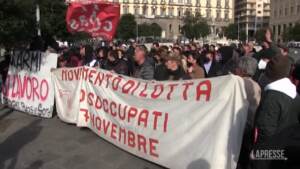 Draghi a Napoli, disoccupati violano la zona rossa. “No armi, sì lavoro”