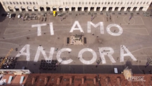 Torino: “Ti amo ancora”, la gigantesca scritta in piazza San Carlo