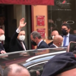 Draghi a Napoli, contestato alla Sanità risponde con un saluto