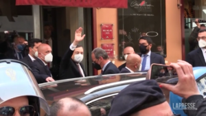 Draghi a Napoli, contestato alla Sanità risponde con un saluto
