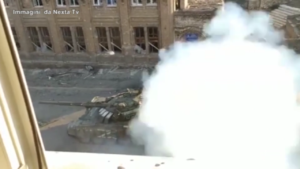 Ucraina, Mariupol: un tank russo centrato dagli ucraini