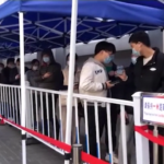 Covid, Shanghai in lockdown: lunghe code ai negozi alimentari