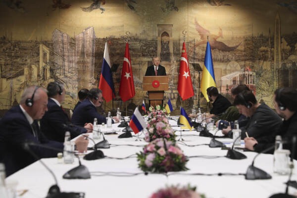 Passi avanti tra Kiev e Mosca. Terminati dopo 3 ore i negoziati a Istanbul. Mosca: “Ridurremo operazioni militari. De-escalation però non è cessate il fuoco”. Blinken non si fida della Russia