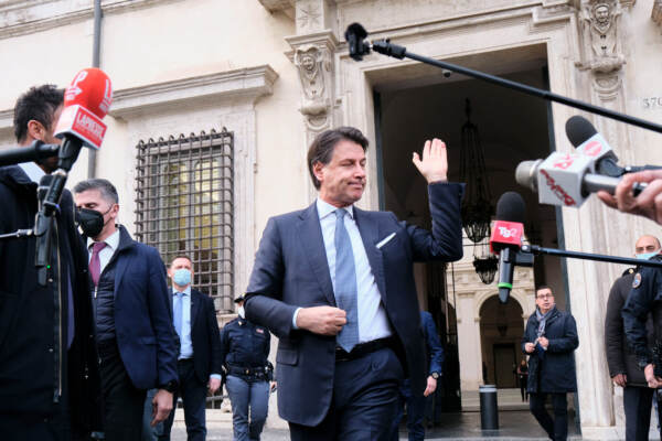Difesa: Conte non arretra su spese ed è guerra numeri con Draghi. Verso mediazione con 2% entro 2028