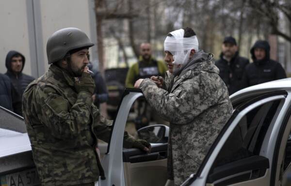 Ucraina, ancora bombe Kiev e Dnipro. Mosca annuncia tregua temporanea su Mariupol. Draghi a Putin: “La chiamo per parlare di pace”. Per Pentagono truppe russe si stanno ritirando da Chernobyl 