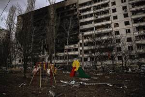 Corridoio umanitario a Mariupol, forte esplosione nel centro di Kiev. Putin: “Gas pagato in rubli o si interrompono i contratti”