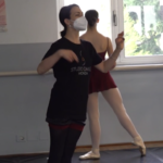 La ballerina ucraina fuggita da Kiev ora insegna a Milano: “Per scappare ho detto a mio figlio che era un gioco”