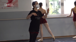 La ballerina ucraina fuggita da Kiev ora insegna a Milano: “Per scappare ho detto a mio figlio che era un gioco”