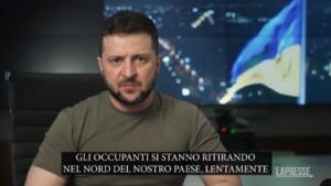Ucraina, Zelensky: “Russi minano case e corpi delle vittime”