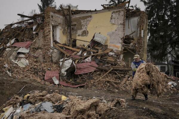 Guerra Russia-Ucraina, l'inferno di Kiev tra carri armati e sobborghi distrutti