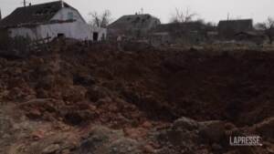 Ucraina, enorme cratere dopo l’esplosione di una bomba a Mykolaiv