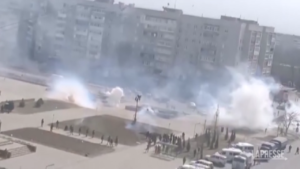 Ucraina, esplosioni a Enerhodar: i russi sparano su manifestazione pacifica