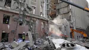 Ucraina, a Mykolaiv ci cercano sopravvissuti sotto le macerie