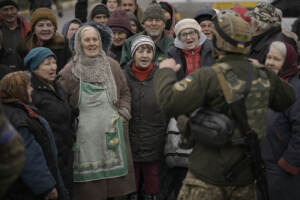 Ucraina: “Russi via dalla zona di Kiev. Cremlino: “Dialogo con Ue quando smaltirà sbornia Usa”
