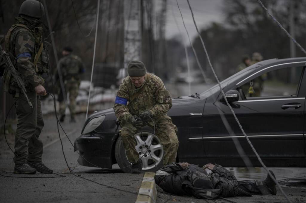 Galleria foto 'Ucraina, l’orrore di Bucha: le terribili immagini dei civili morti in strada | FOTOGALLERY' - foto 11