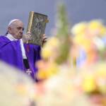 Ucraina: Papa, guerra sacrilega, paese martoriato da bombardamentI