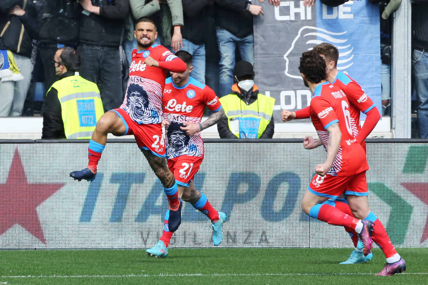 Calcio, tris Napoli all’Atalanta. Azzurri agganciano Milan per una notte