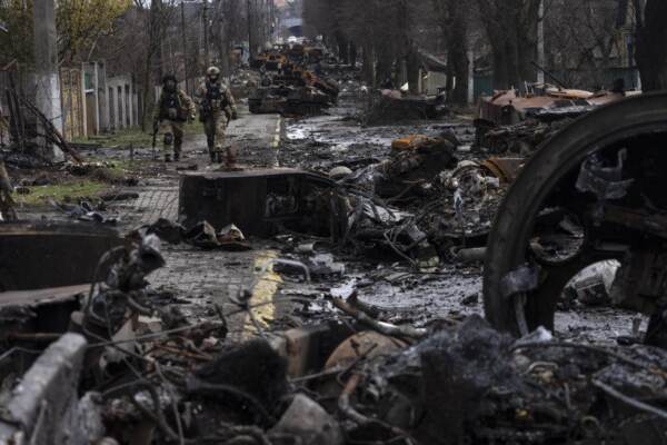 Ucraina, i russi allentano la morsa su Kiev e gli ucraini riconquistano la regione della capitale