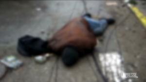 Ucraina, l’orrore di Bucha: civili uccisi dai russi, cadaveri per le strade