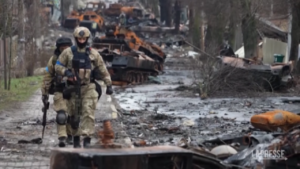 Ucraina: tra le strade di Bucha, città devastata alla periferia di Kiev