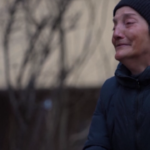 Ucraina, Bucha: una vedova seppellisce il marito