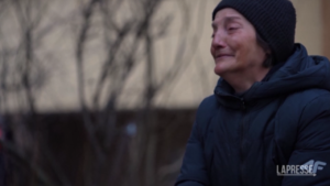 Ucraina, Bucha: una vedova seppellisce il marito