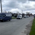 Ucraina, evacuazione da Mariupol: colonna di auto in fuga
