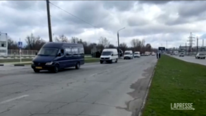 Ucraina, evacuazione da Mariupol: colonna di auto in fuga