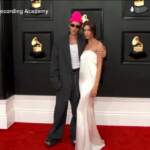 Grammy: Bieber con giacca oversize, la moglie Hailey splendida in abito Saint Laurent