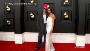 Grammy: Bieber con giacca oversize, la moglie Hailey splendida in abito Saint Laurent