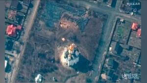 Ucraina: le fosse comuni di Bucha nelle immagini satellitari
