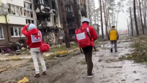 Ucraina, la Croce Rossa tra le rovine di Irpin