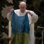 Ucraina, Papa Francesco mostra bandiera: “A Bucha crudeltà sempre più orrende contro civili inermi”