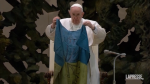 Ucraina, Papa Francesco mostra bandiera: “A Bucha crudeltà sempre più orrende contro civili inermi”