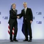 Ucraina, Nato: “Sarà lungo conflitto”. Slitta ok a sanzioni Ue, dilemma sull’energia