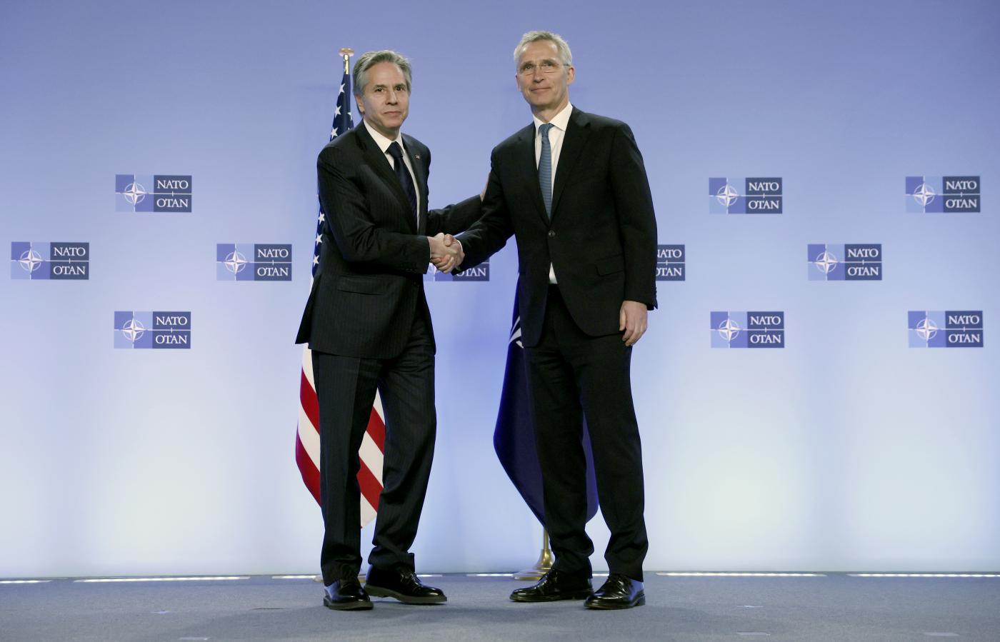 Ucraina, Nato: “Sarà lungo conflitto”. Slitta ok a sanzioni Ue, dilemma sull’energia