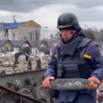 Ucraina, si raccolgono ordigni dopo la ritirata dei russi